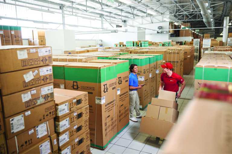 Europarlament chce zrušiť colné výnimky pre lacné balíky z tretích krajín