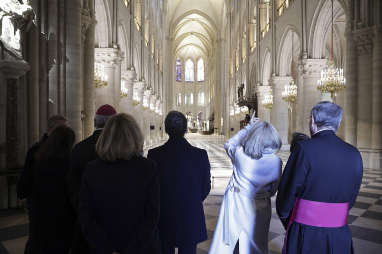 Macron navštívil zrekonštruovanú Notre-Dame