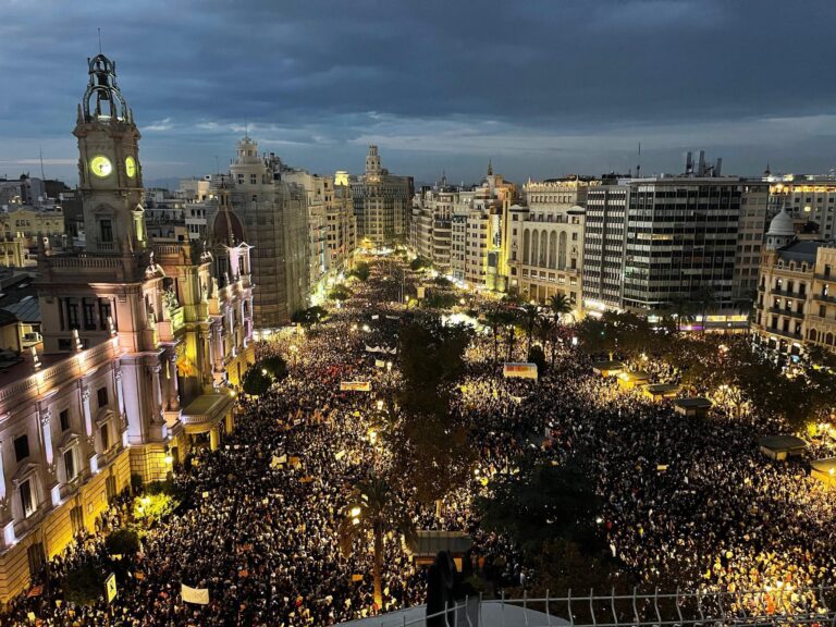 Rodiny a učitelia vo Valencii protestovali za pomoc po ničivých záplavách