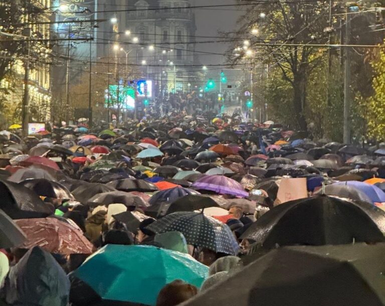Študenti v Srbsku zablokovali križovatky. Počas ich demonštrácie do davu vletelo auto