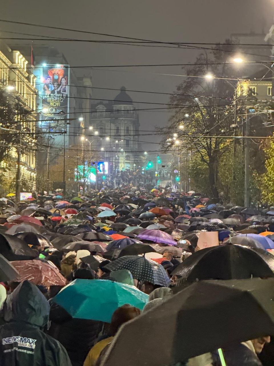 Študenti v Srbsku zablokovali križovatky. Počas ich demonštrácie do davu vletelo auto