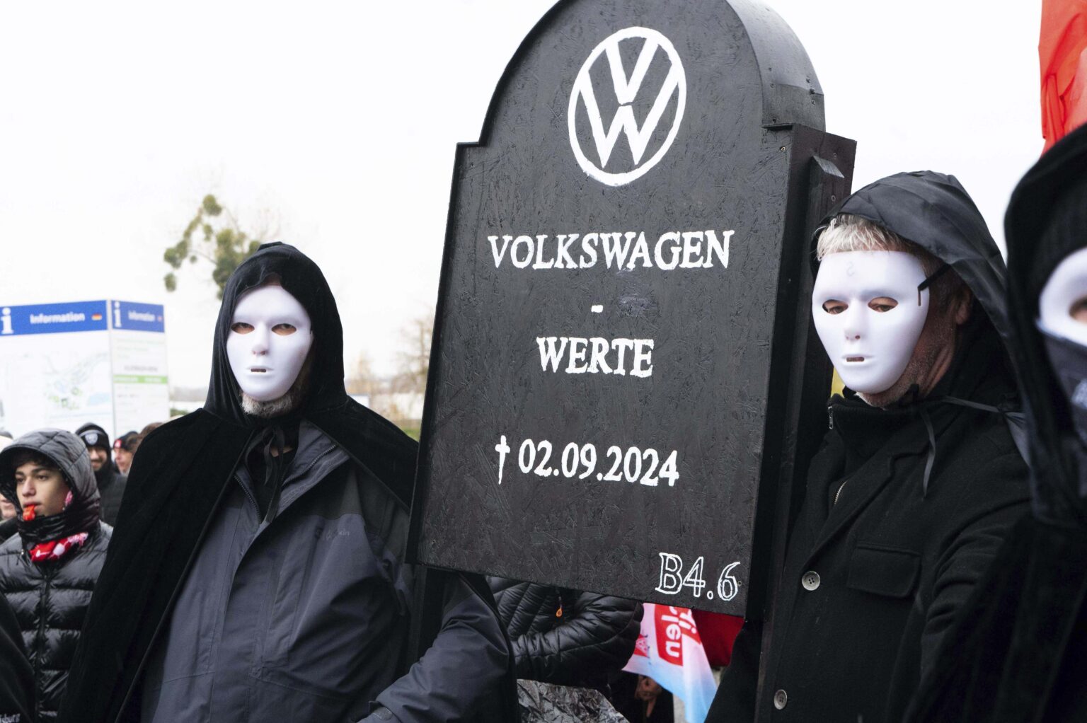 Zamestnanci Volkswagenu demonštrujú pred Volkswagen Arenou vo Wolfsburgu počas mzdových rokovaní medzi Volkswagenom a IG Metall. Foto: TASR/AP