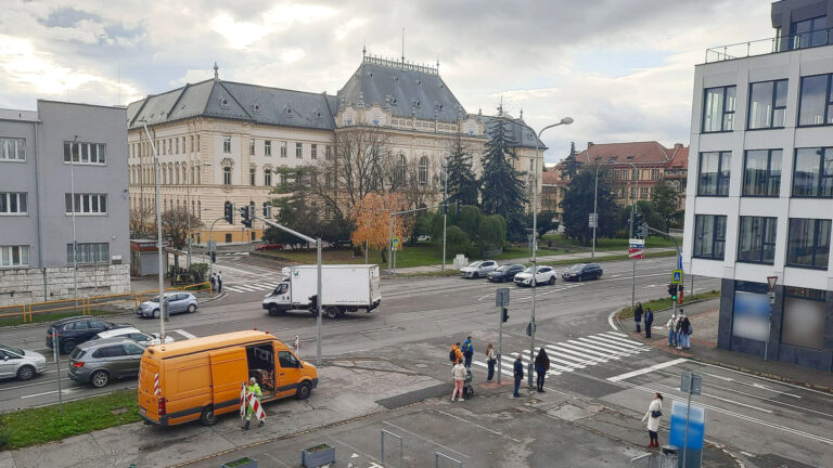 Na tejto križovatke v centre Nitry začnú na ako prvej rozkopávky, ktoré mnohých motoristov doslova desia. Foto: Jozef Uhlárik