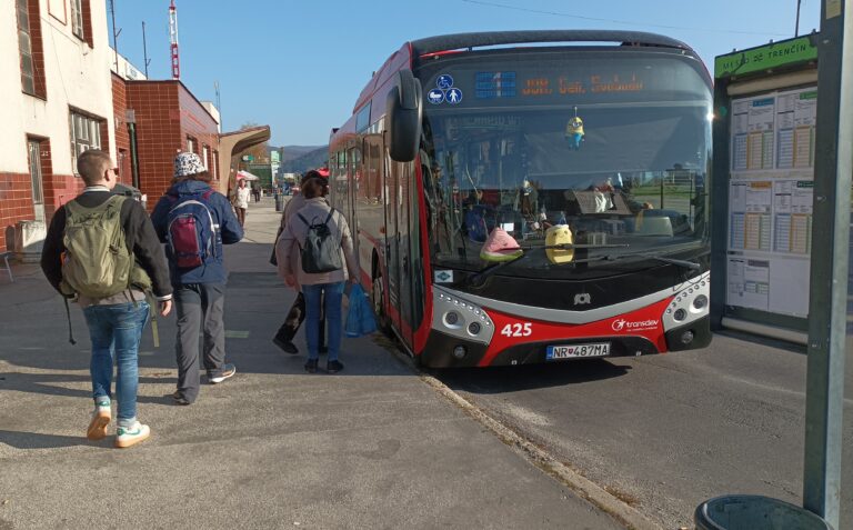 Zastavovanie len na znamenie či viac prestupov. Zmeny v trenčianskej MHD čelia kritike