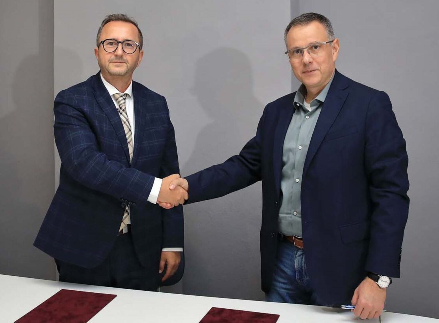 Riaditeľ novozámockej nemocnice Mikuláš Blaško (vľavo) a nitrianskej Ondrej Šedivý sa dohodli na vzájomnej spolupráci. Zdroj: nspnz.sk