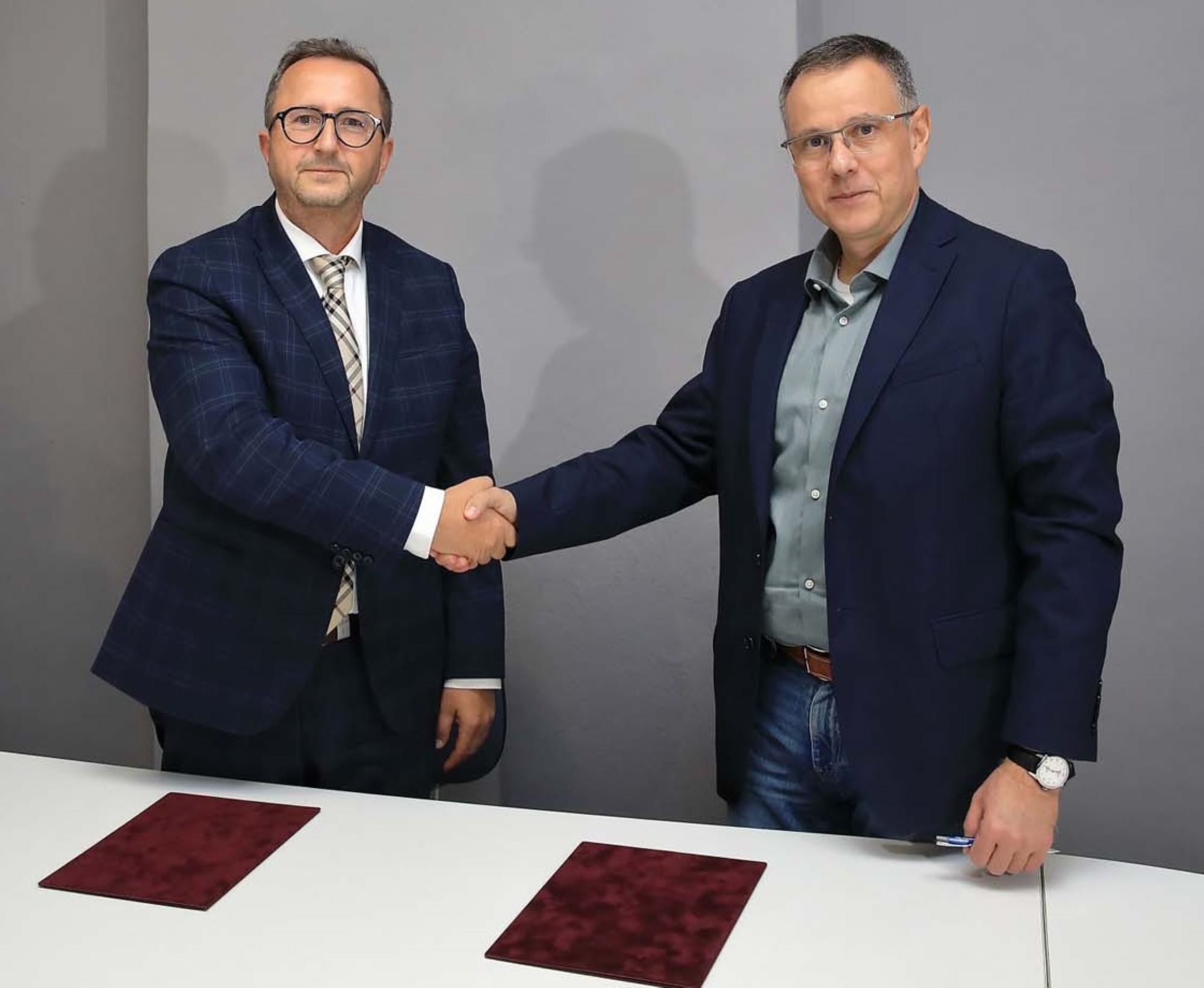 Výpovede lekárov i krízové situácie. Nemocnice riešia problémy podpisom memoranda