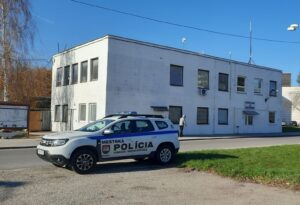 Rodinkárstvo či sexuálne obťažovanie. Šéf mestskej polície v Komárne čelí obvineniam