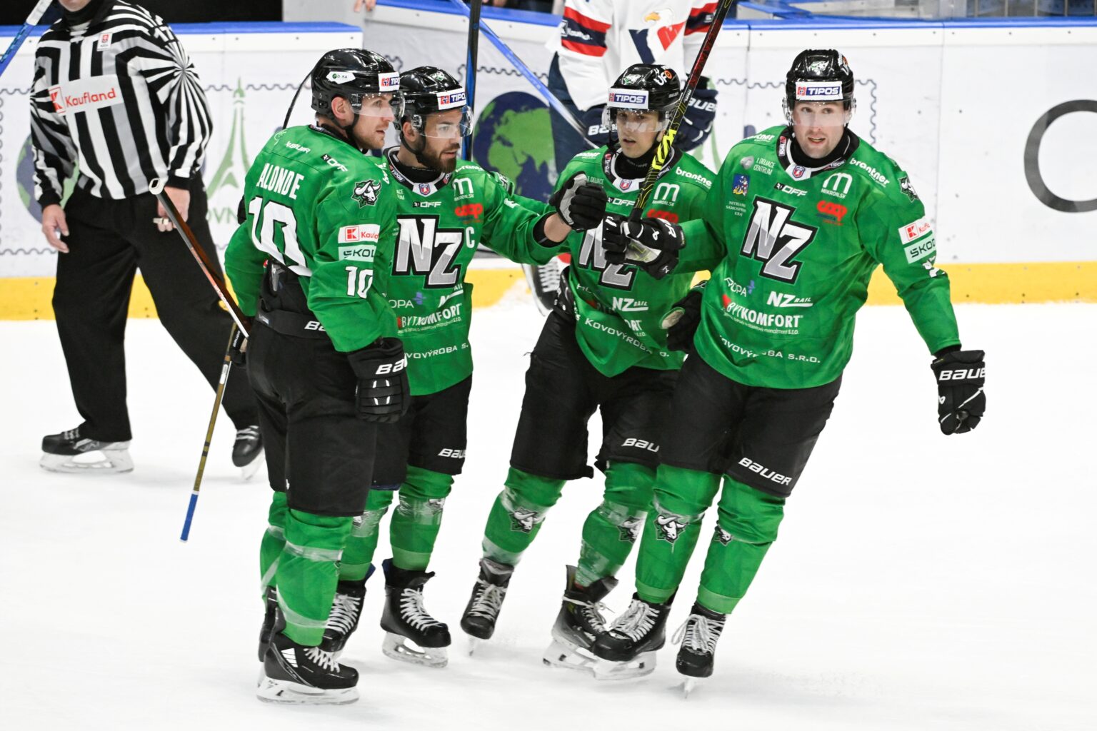 Hráči Nových Zámkov v zápase so Slovanom Bratislava. Foto: TASR/ Pavel Neubauer