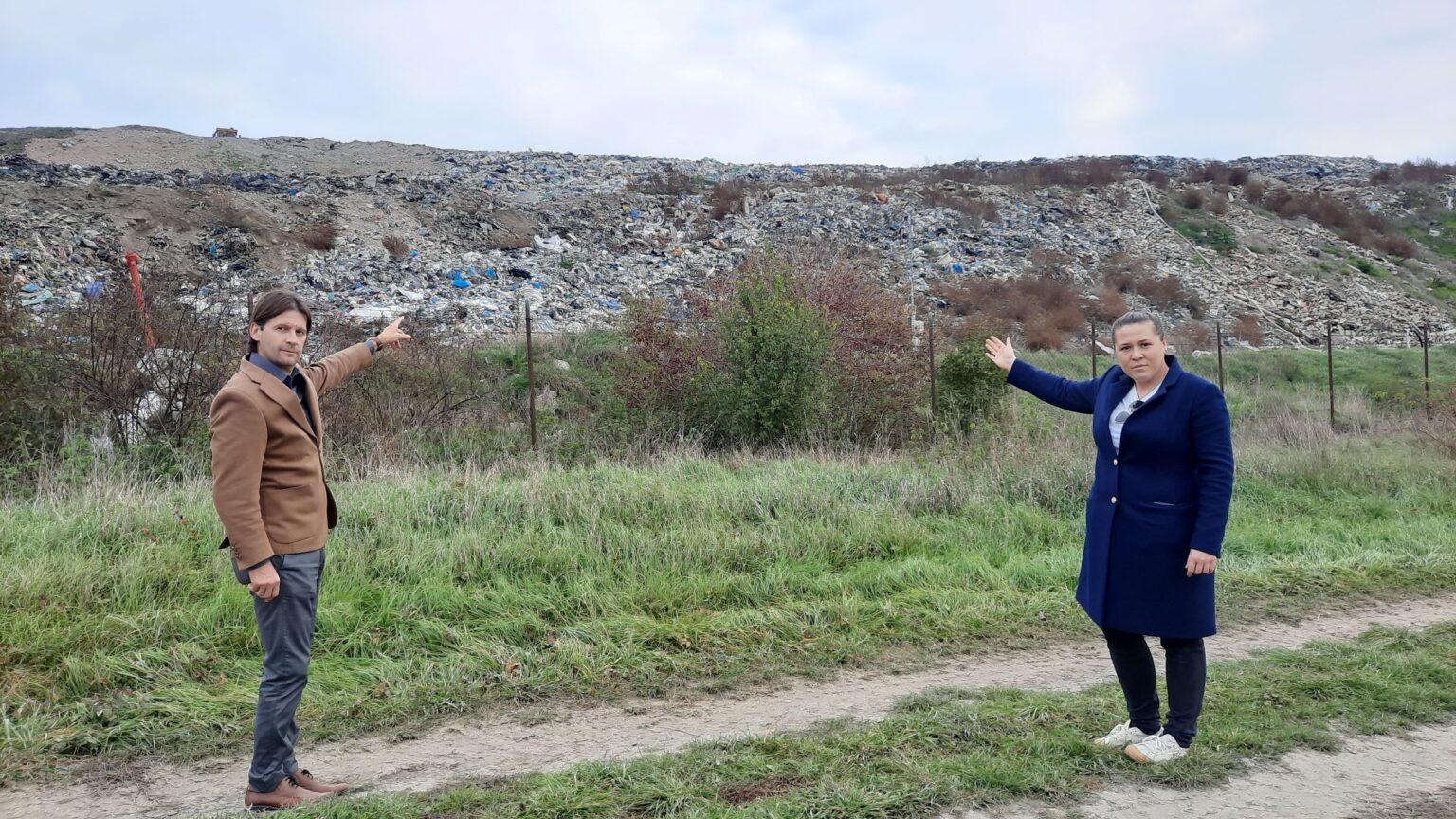 Na viaceré nedostatky skládky pri Iži upozornili aj poslankyňa Národnej rady SR Zuzana Matejičková a aktivista Slavomír Konc. Foto: Jozef Uhlárik