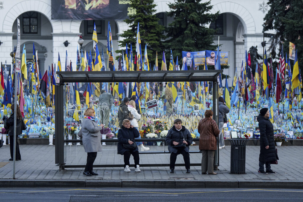 Ženy čakajú na autobus na Námestí nezávislosti v Kyjeve 7. novembra 2024. Foto: TASR/AP