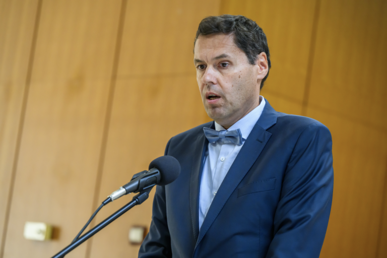 Zamestnávatelia navrhujú zrušiť trináste dôchodky a vlaky zadarmo