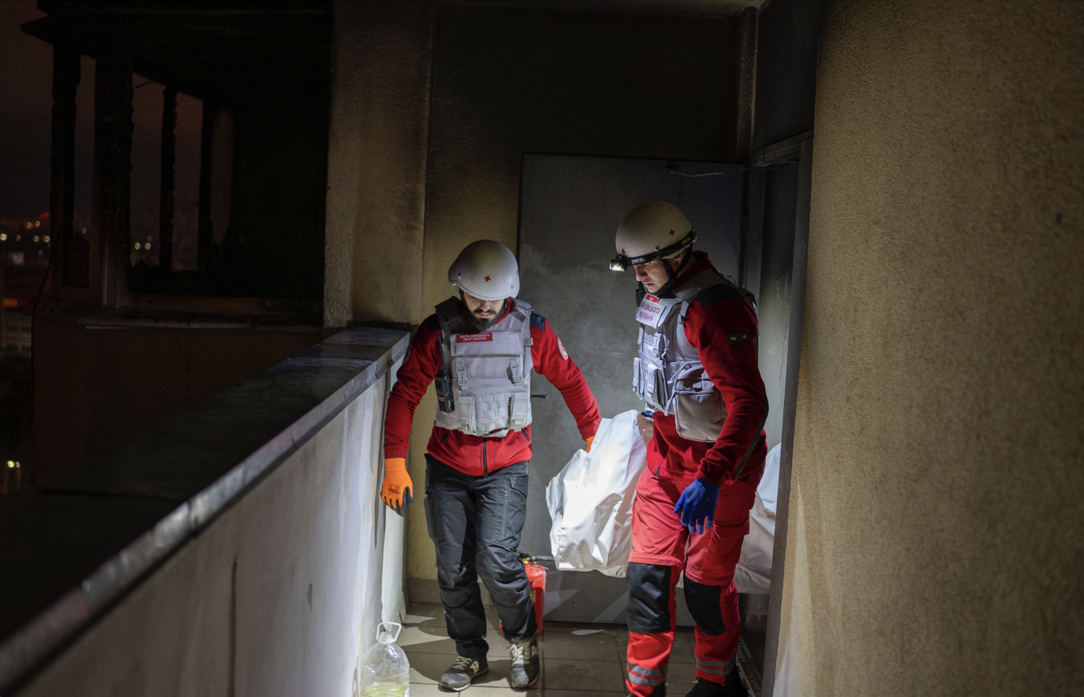 Záchranný tím nesie telo tínedžera, ktorý zomrel po ruskom útoku v Kyjeve 26. októbra. Foto: TASR/AP