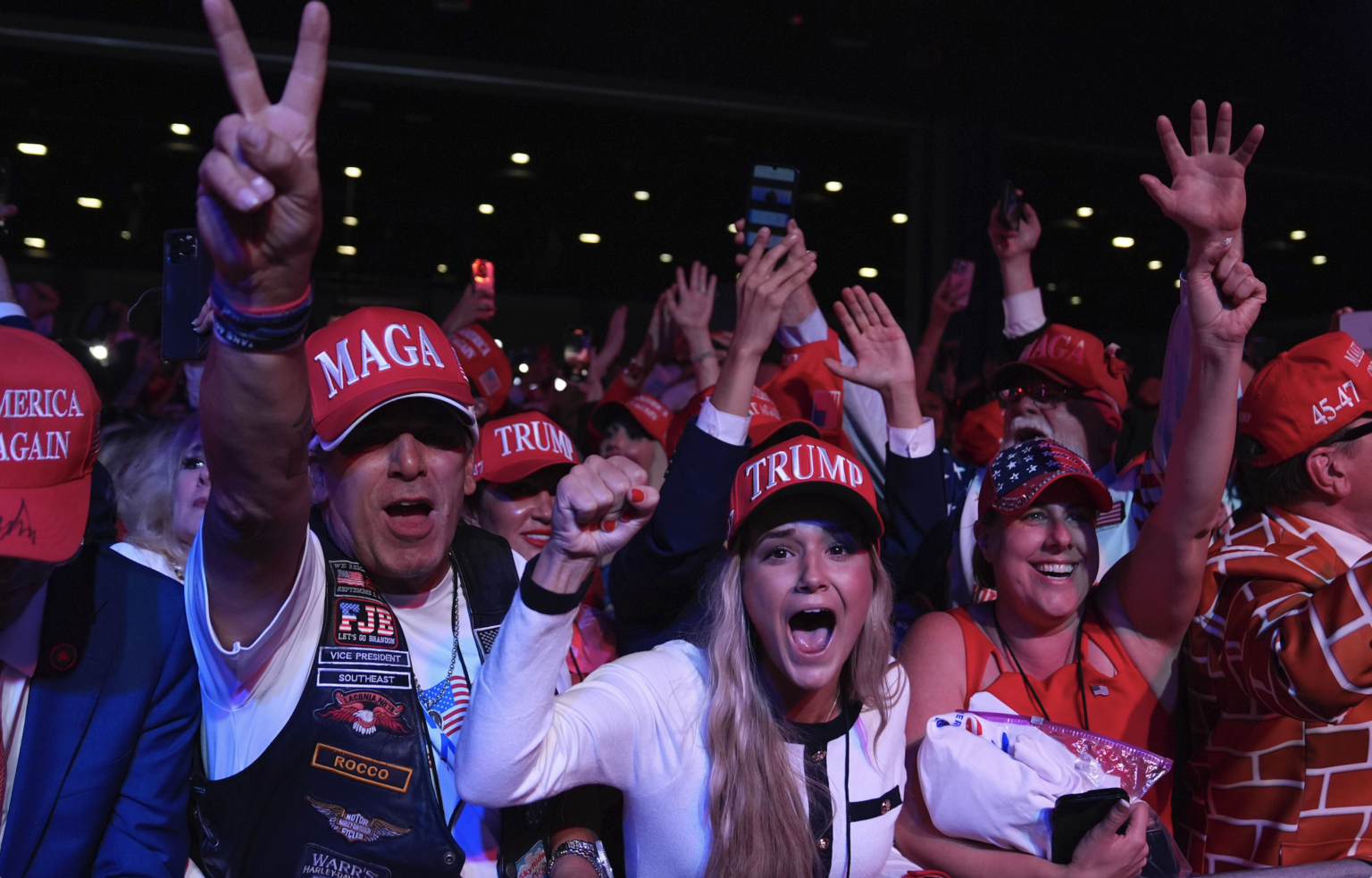 Fanúšikovia Donalda Trumpa s šiltovkami MAGA (Make America Great Again) Foto: TASR/AP