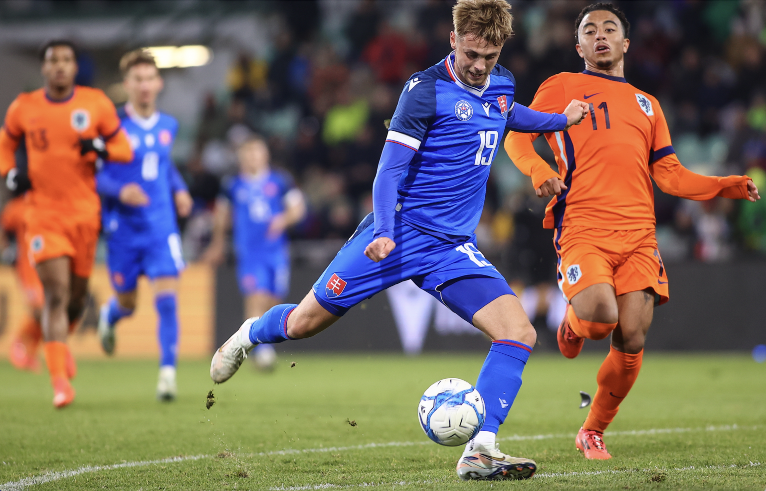 Zľava Timotej Jambor (Slovensko) a Myron van Brederode (Holandsko) v prípravnom zápase hráčov do 21 rokov. Foto: Daniel Stehlík/TASR 