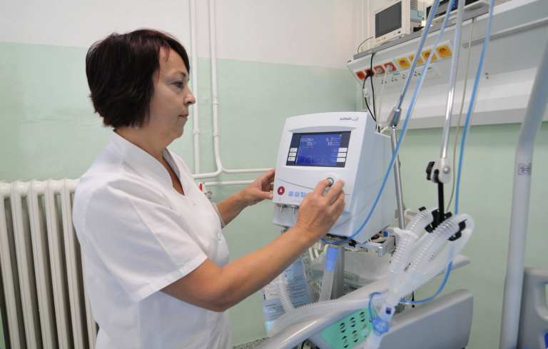 Štát zefektívni kontrolu a hospodárenie nemocníc, transformáciu nechystá