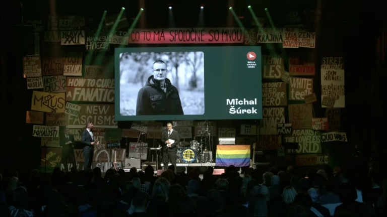 Michal Šúrek pri preberaní ocenenia Biela vrana v roku 2024. Zdroj: Reprofoto Youtube/Biela vrana