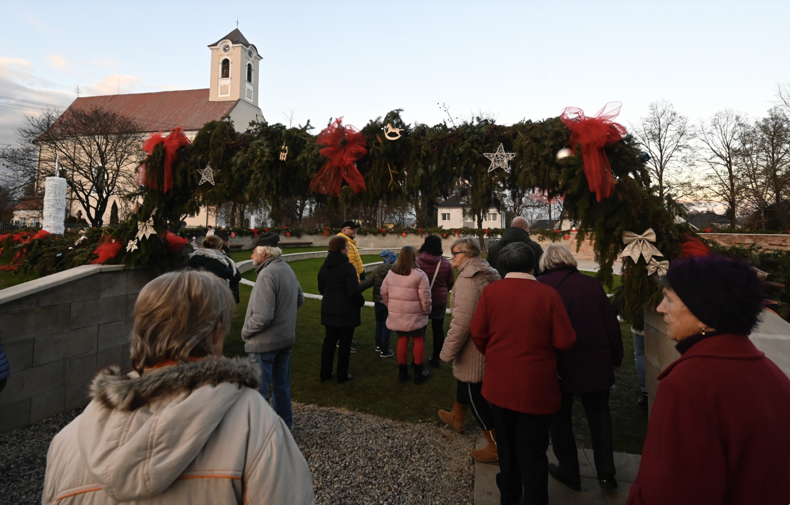 Areál amfiteátru, ktorého múr zdobí najväčší adventný veniec na Slovensku, 27. novembra 2022 v obci Košeca. Foto: Radovan Stoklasa/TASR