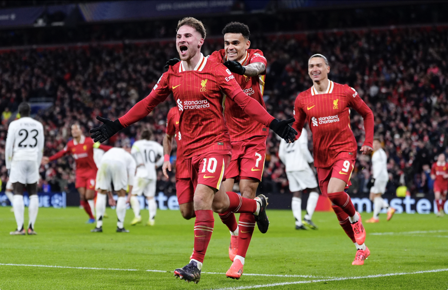 Hráč Liverpoolu Alexis Mac Allister oslavuje s Luisom Diazom po strelení prvého gólu svojho tímu počas futbalového zápasu úvodnej fázy Ligy majstrov medzi Liverpoolom a Realom Madrid. Foto: TASR/AP