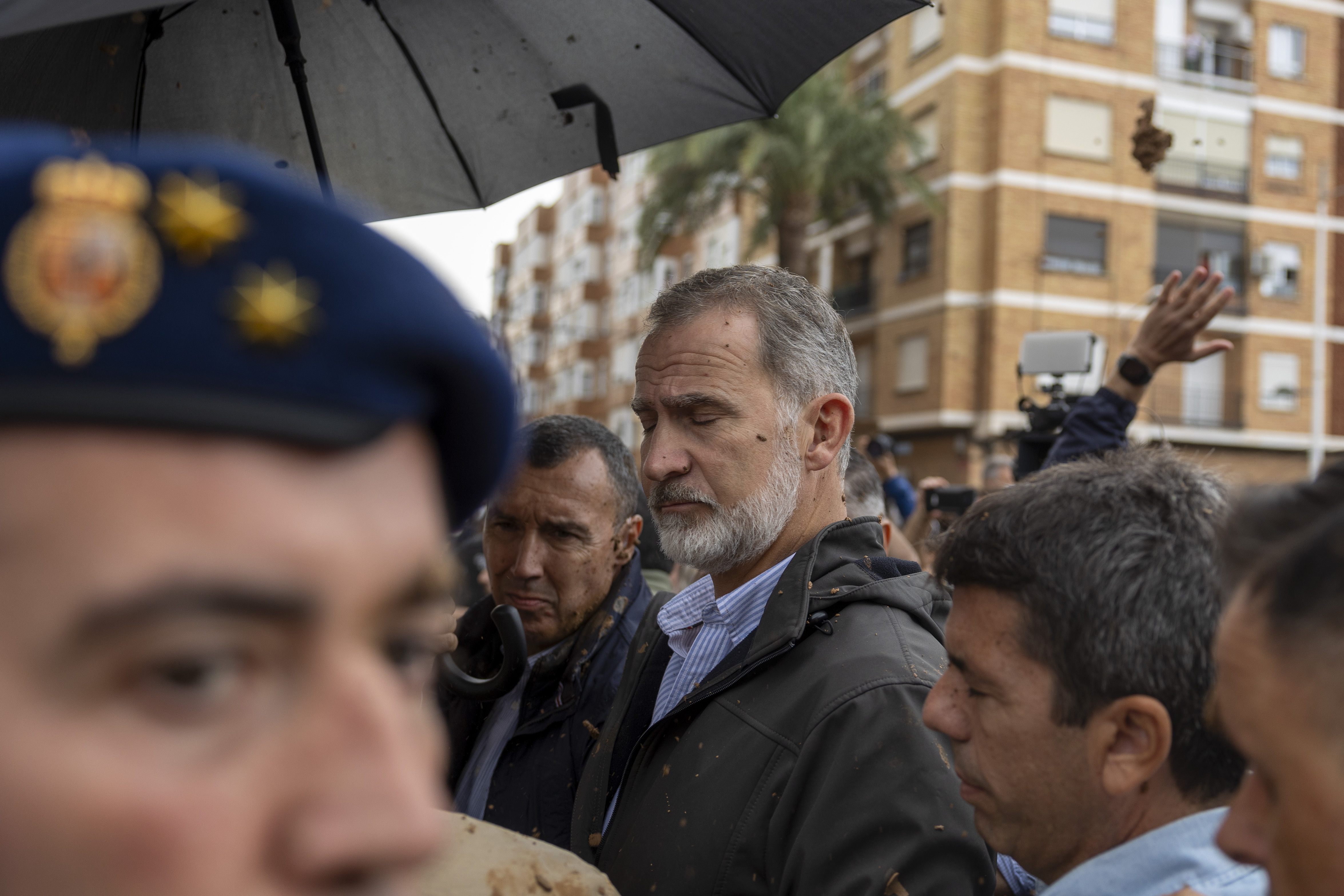 Španieli po záplavách: nahnevaný dav hádzal na kráľa blato, premiérovi rozbil sklo na aute