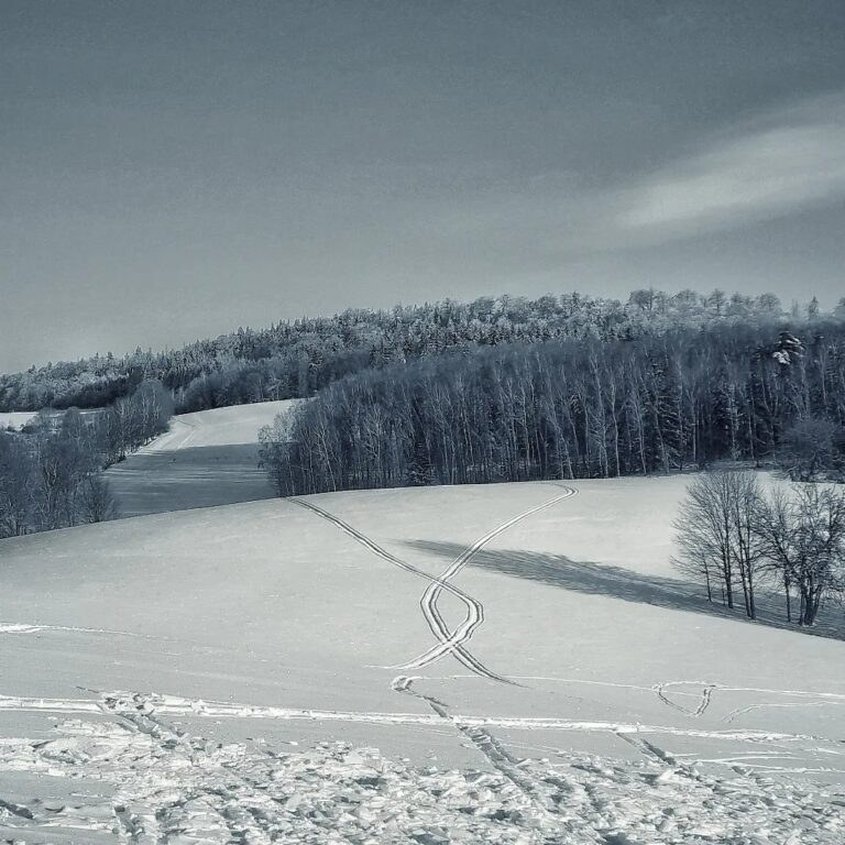 V pohoriach trvá malá lavínová hrozba, množstvo snehu je podpriemerné