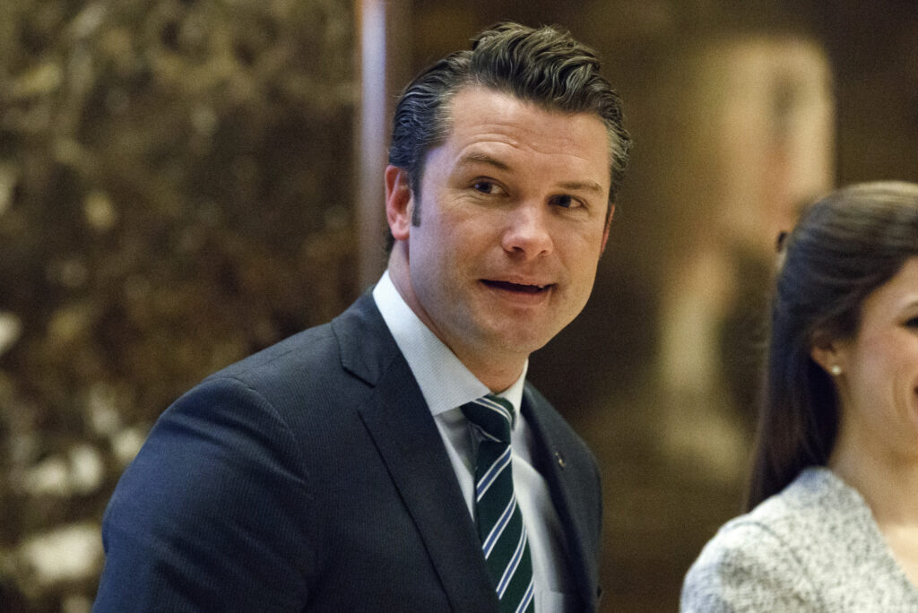 Pete Hegseth na návšteve zvoleného prezidenta Donalda Trumpa v Trump Tower v New Yorku 15. decembra 2016. Foto: TASR/AP