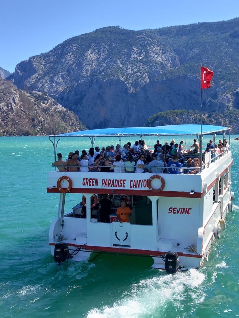 Francúzske Nice obmedzilo plavby výletných lodí, chce zamedziť nadmernej turistike