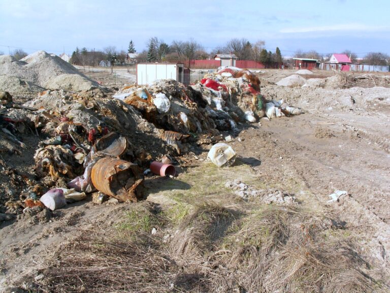 Nebezpečný odpad, ktorý sa nachádza vyše polstoročie pod zemou v priestoroch vrakunskej skládky. Foto: zdroj ENVISAN