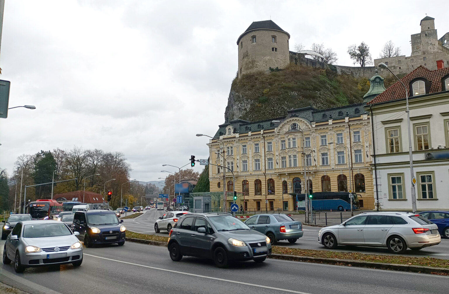 V centre Trenčína na ceste I/61 je vysoká intenzita dopravy. Foto: Ľubomír Chochula