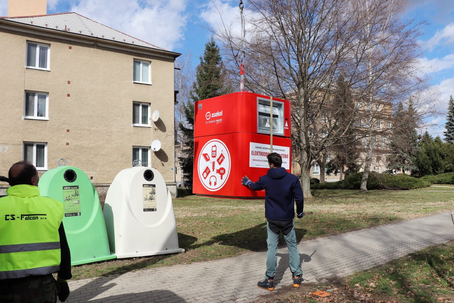 Na červeno-biele kontajnery si ľudia zvykli. Na strednom Slovensku ich začínajú odstraňovať. Foto: ASEKOL SK

