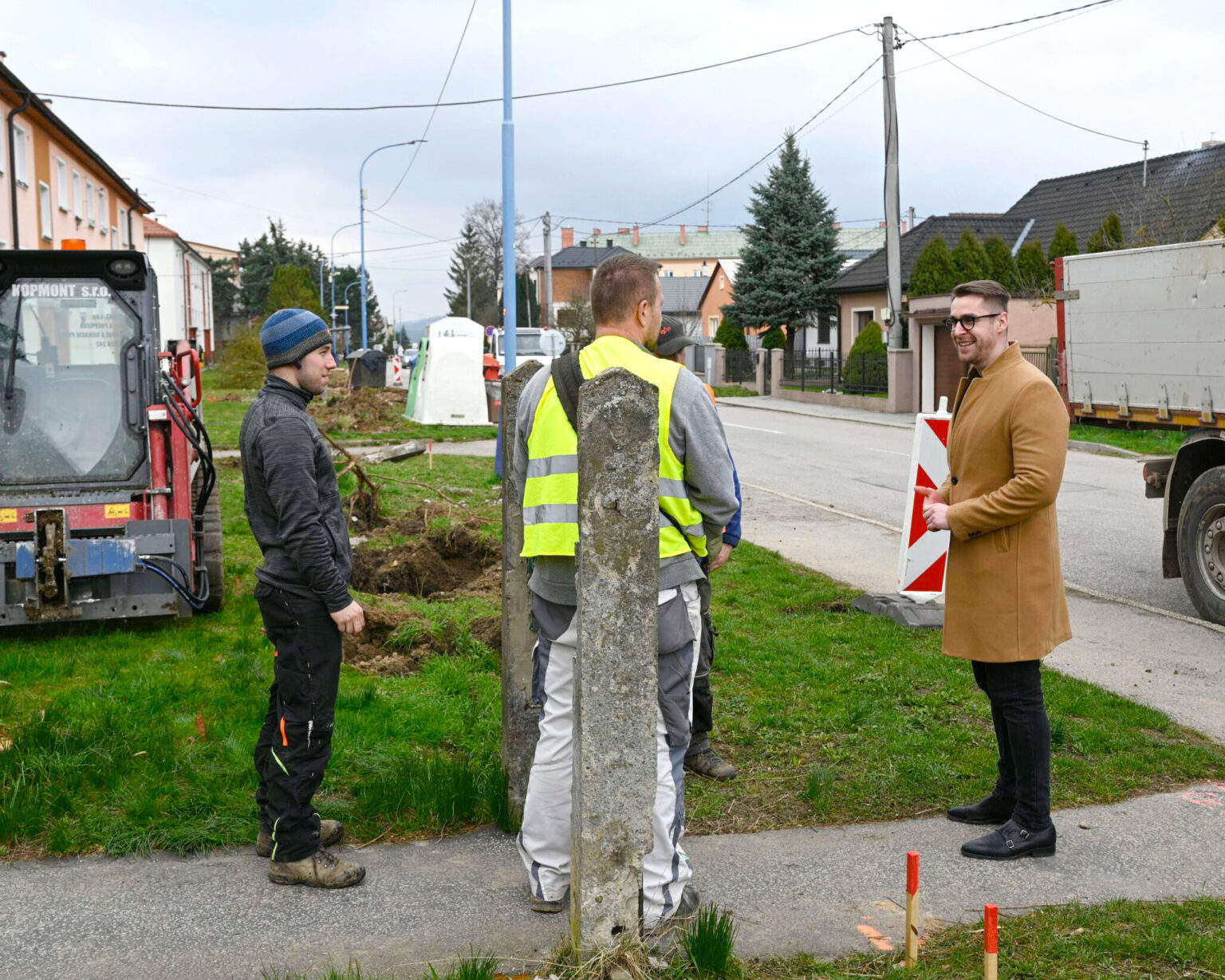 Primátor mesta Dubnica nad Váhom Peter Wolf (vpravo) sa rozpráva so stavbármi počas rekonštrukcie ulice Československej armády, ktorá je už hotová a pribudlo tam niekoľko parkovacích miest. Foto: Radovan Stoklasa/TASR