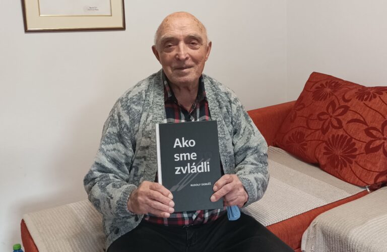 Rudolf Dobiáš so svojou knihou Ako sme to zvládli. Foto: Ľubomír Chochula