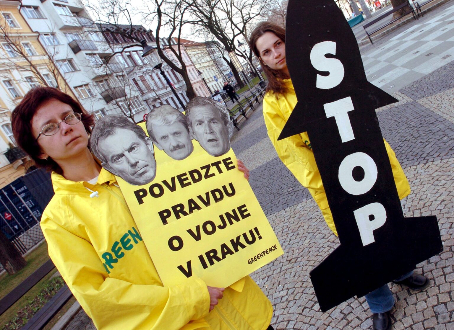 Protest hnutia Greenpeace proti vojne v Iraku v Bratislave 19. marca 2004. Foto: Radovan Stoklasa/TASR