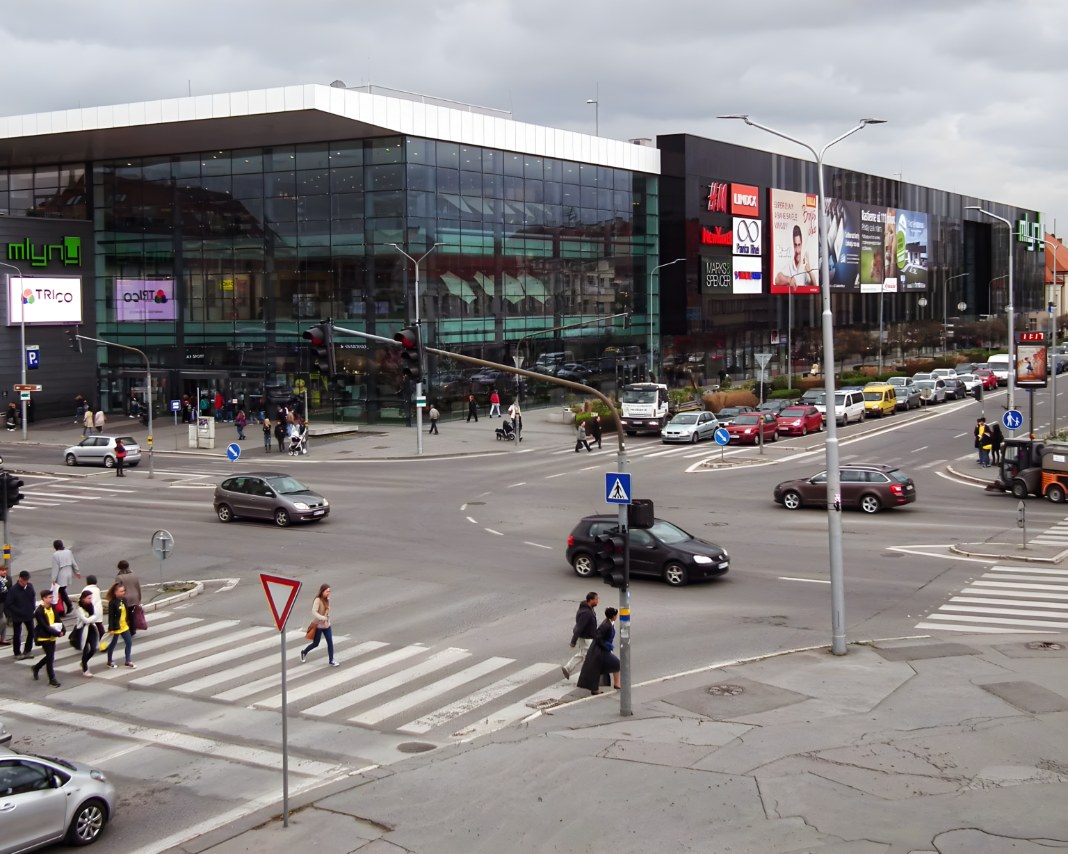 Oprava poškodeného potrubia na hlavnej križovatke v centre Nitry pripraví motoristom doslova peklo. Foto: Jozef Uhlárik