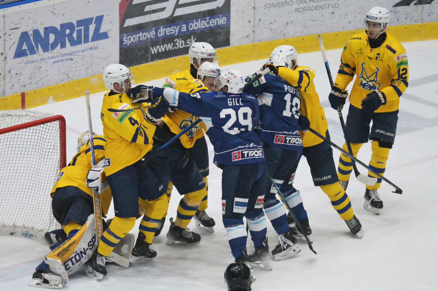 Na snímke šarvátka počas zápasu 18. kola hokejovej Tipos extraligy HK Spišská Nová Ves - HK Nitra. Foto: František Iván/TASR