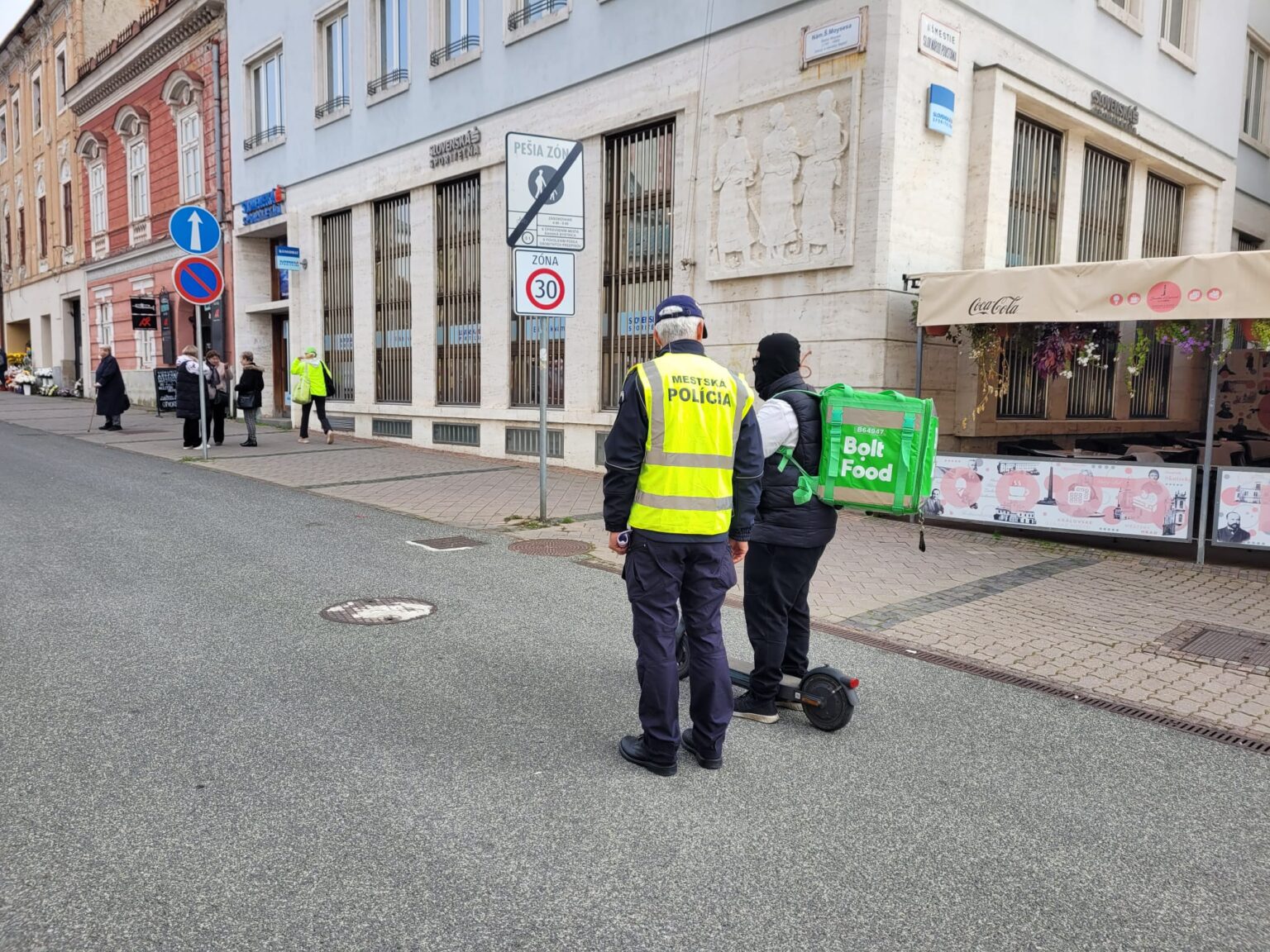 V najrušnejších častiach pešej zóny musia kolobežkári z elektrických kolobežiek zosadnúť. Foto: Mesto BB