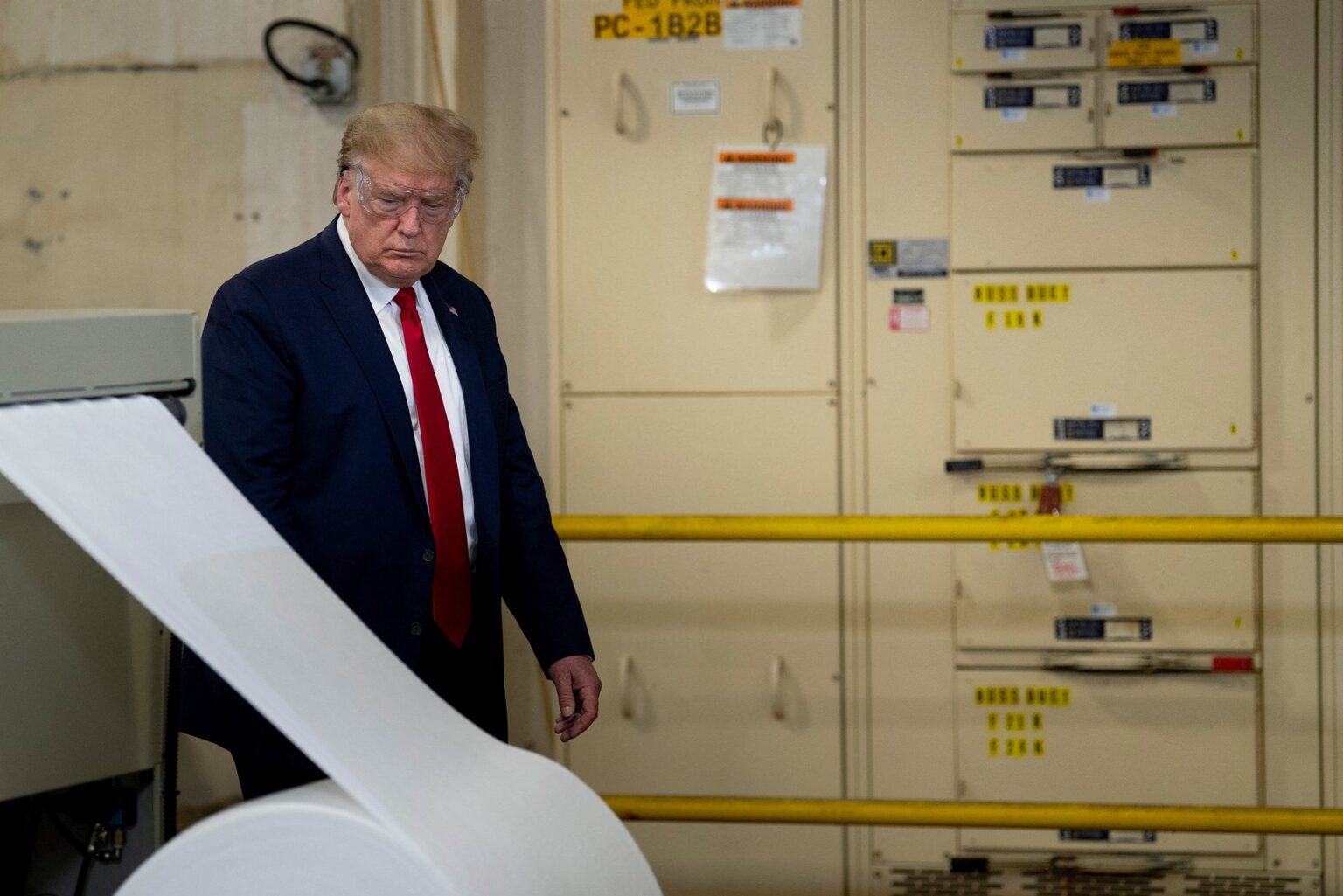 Donald Trump v továrni na ochranné pomôcky. Foto: Brendan Smialowski / AFP / AFP / Profimedia