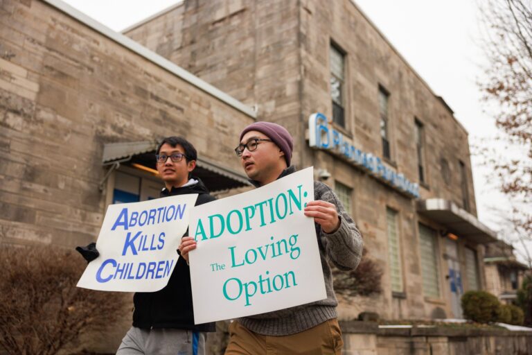 Protest pred budovou Planned Parenthood v americkom Bloomingtone. Foto: Jeremy Hogan / Zuma Press / Profimedia