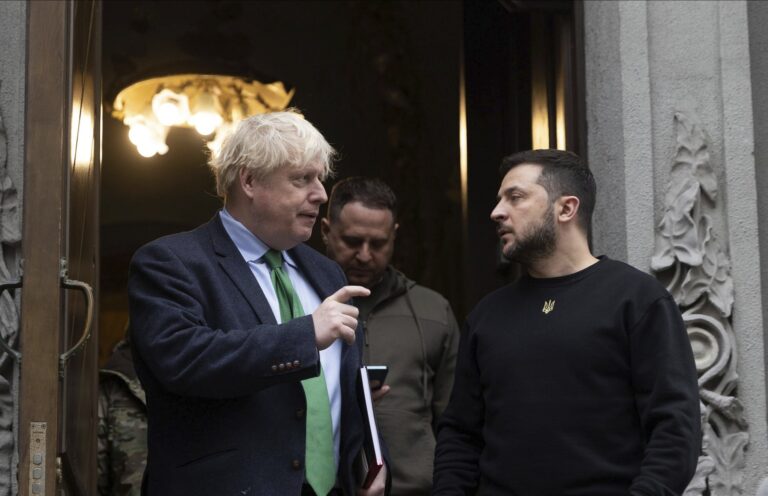 Ukrajinský prezident Volodymyr Zelenskyj (vpravo) a bývalý britský premiér Boris Johnson počas stretnutia v Kyjeve v nedeľu 22. januára 2023. Foto: ABACA / Abaca Press / Profimedia