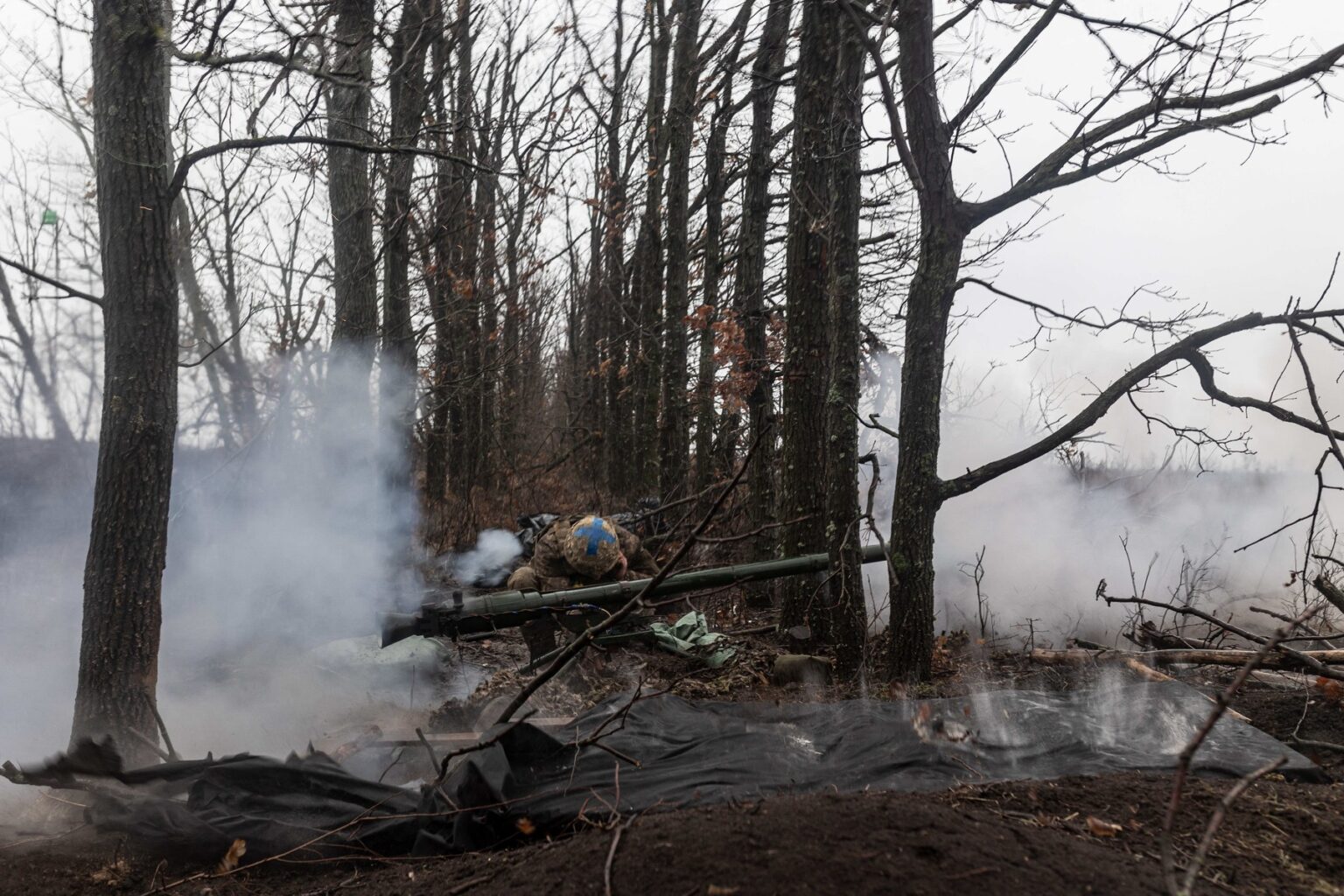 Ukrajinský vojak pri Velykej Novosilke strieľa na ruské pozície 9. februára 2024 , ilustračný obrázok. Foto: AA/ABACA / Abaca Press / Profimedia