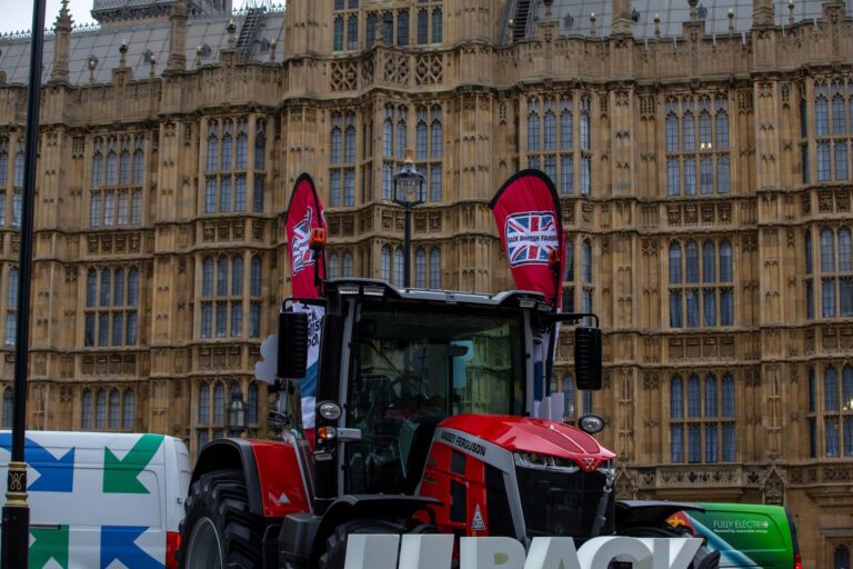 Britskí farmári plánujú na protest proti rozpočtu blokovať prístavy