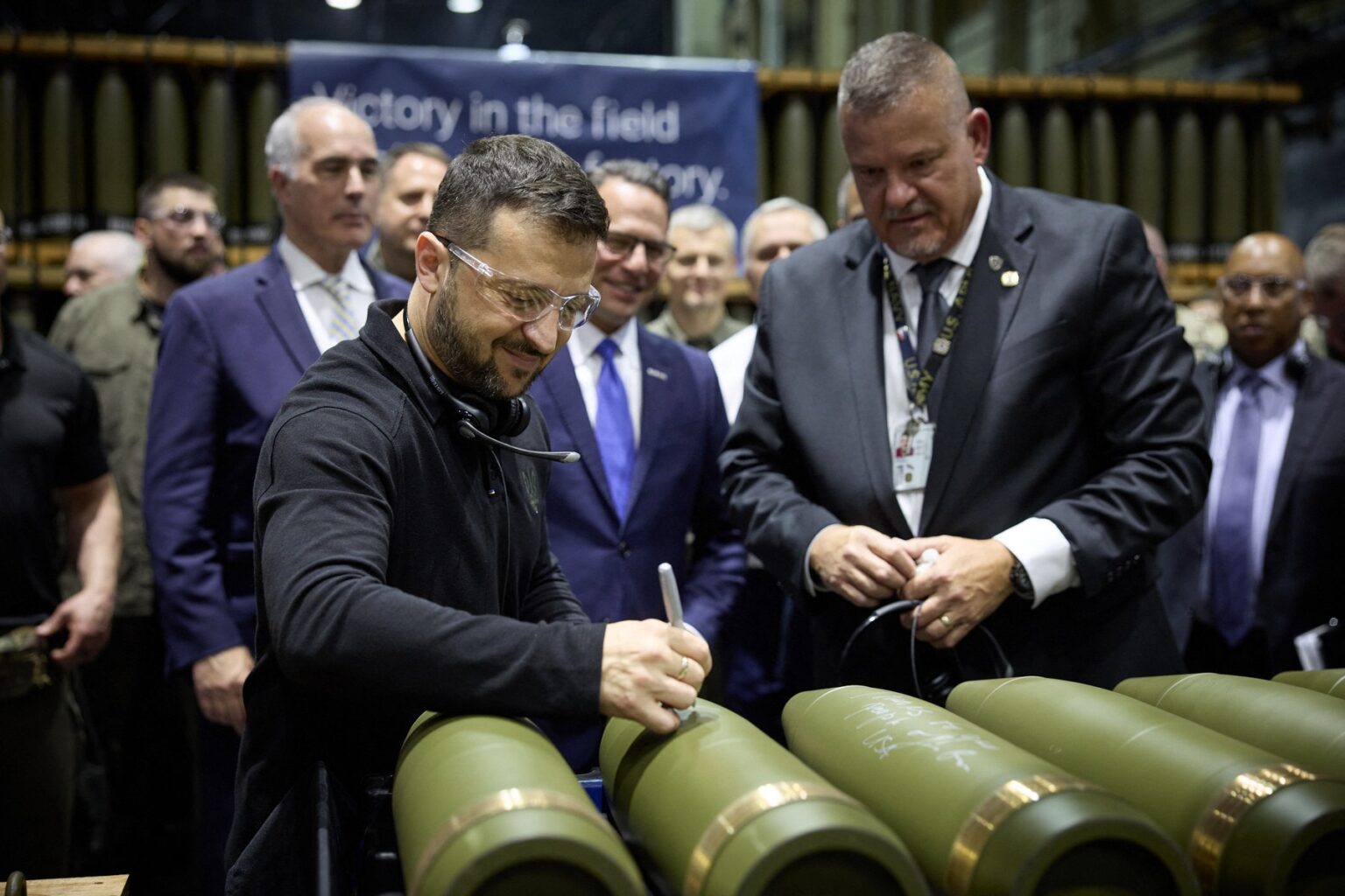 Ukrajinský prezident Volodymyr Zelenskyj pri prehliadke závodu na výrobu munície armády Scranton Richom Hansenom, zástupcom veliteľa v závode na výrobu munície armády Scranton v Scrantone, PA, USA, 22. septembra 2024. Zdroj: ABACA / Abaca Press / Profimedia