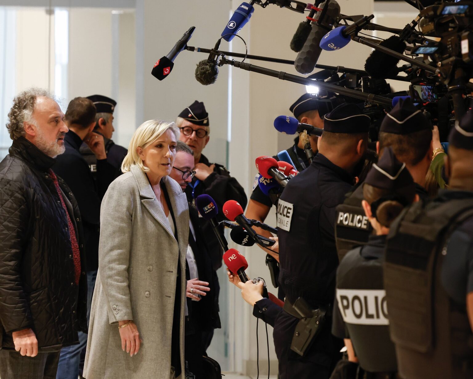 Marine Le Penová prichádza na prvé pojednávanie v rámci súdneho procesu. Súdny proces s asistentmi poslancov Národného frontu v Palais de Justice. Paríž, 30. 10. 2024. Zdroj: Romuald Meigneux / Sipa Press / Profimedia