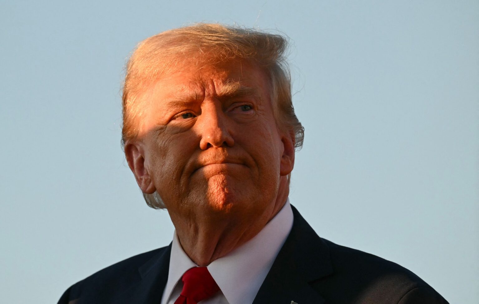 Donald Trump reční počas predvolebného zhromaždenia na mieste prvého pokusu o atentát v Butleri v Pensylvánii 5. októbra 2024. Foto: Jim WATSON / AFP / AFP / Profimedia