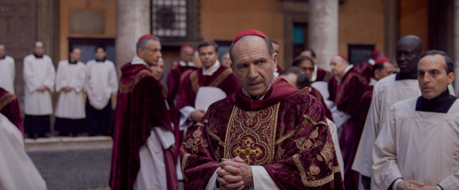 Ralph Fiennes vo filme Konkláve. Foto: ČTK / imago stock&amp;people / Supplied by LMK