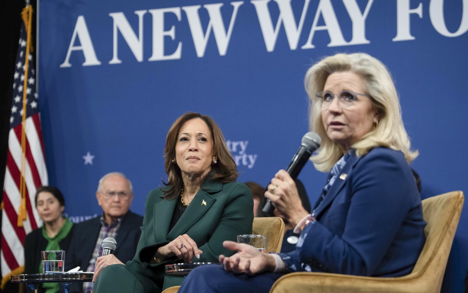 Liz Cheneyová (vpravo) a Kamala Harrisová. Foto: RUTH FREMSON / New York Times / Profimedia
