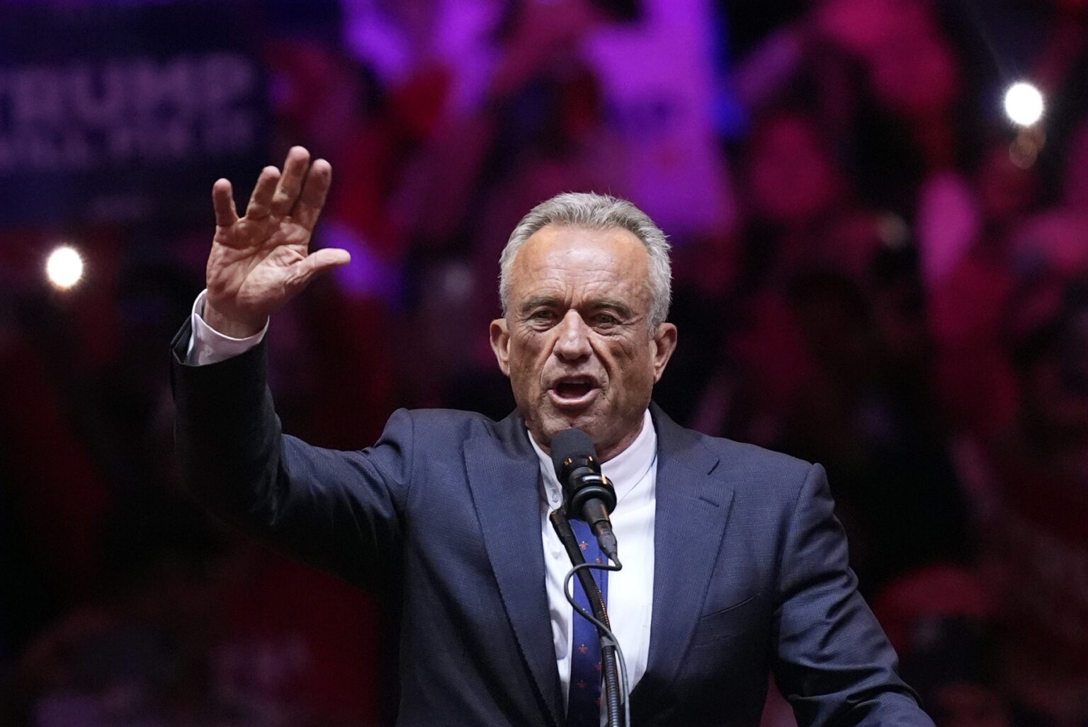 Robert Kennedy Jr., hovorí pred republikánskym prezidentským kandidátom, bývalým prezidentom Donaldom Trumpom, na predvolebnom zhromaždení v Madison Square Garden v nedeľu 27. októbra 2024 v New Yorku. Zdroj: ČTK / AP / Evan Vucci