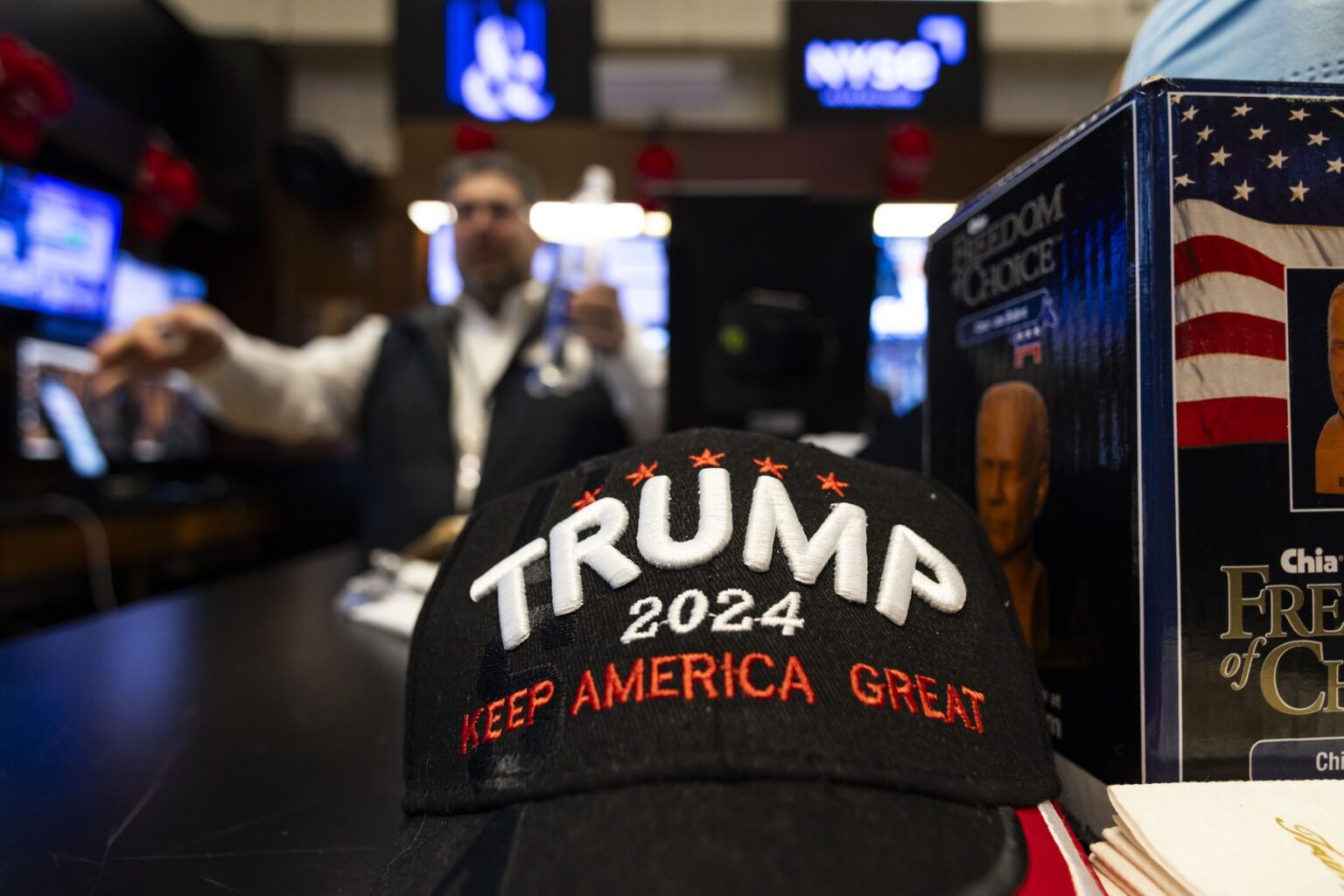 Obchodník na burze v New Yorku, podporujúci Donalda Trumpa. Ilustračné foto: JUSTIN LANE / EPA / Profimedia