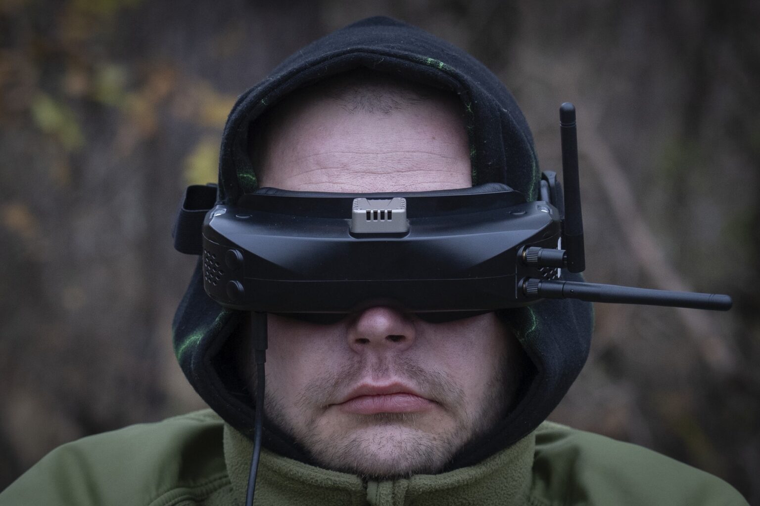 Vojak 57. ukrajinskej motorizovanej brigády obsluhuje dron FPV na frontovej línii v Charkovskej oblasti na Ukrajine vo štvrtok 7. novembra 2024. Zdroj: ČTK / AP / Efrem Lukatsky