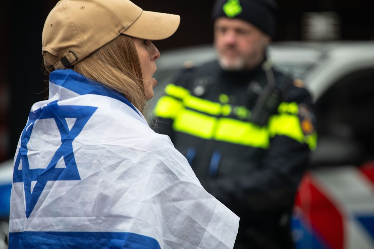 Protestujúca pristupuje k policajtom pred amsterdamskou radnicou počas tlačovej konferencie po nepokojoch v Amsterdame, 8. november 2024. Zdroj: Hollandse Hoogte / Shutterstock Editorial / Profimedia