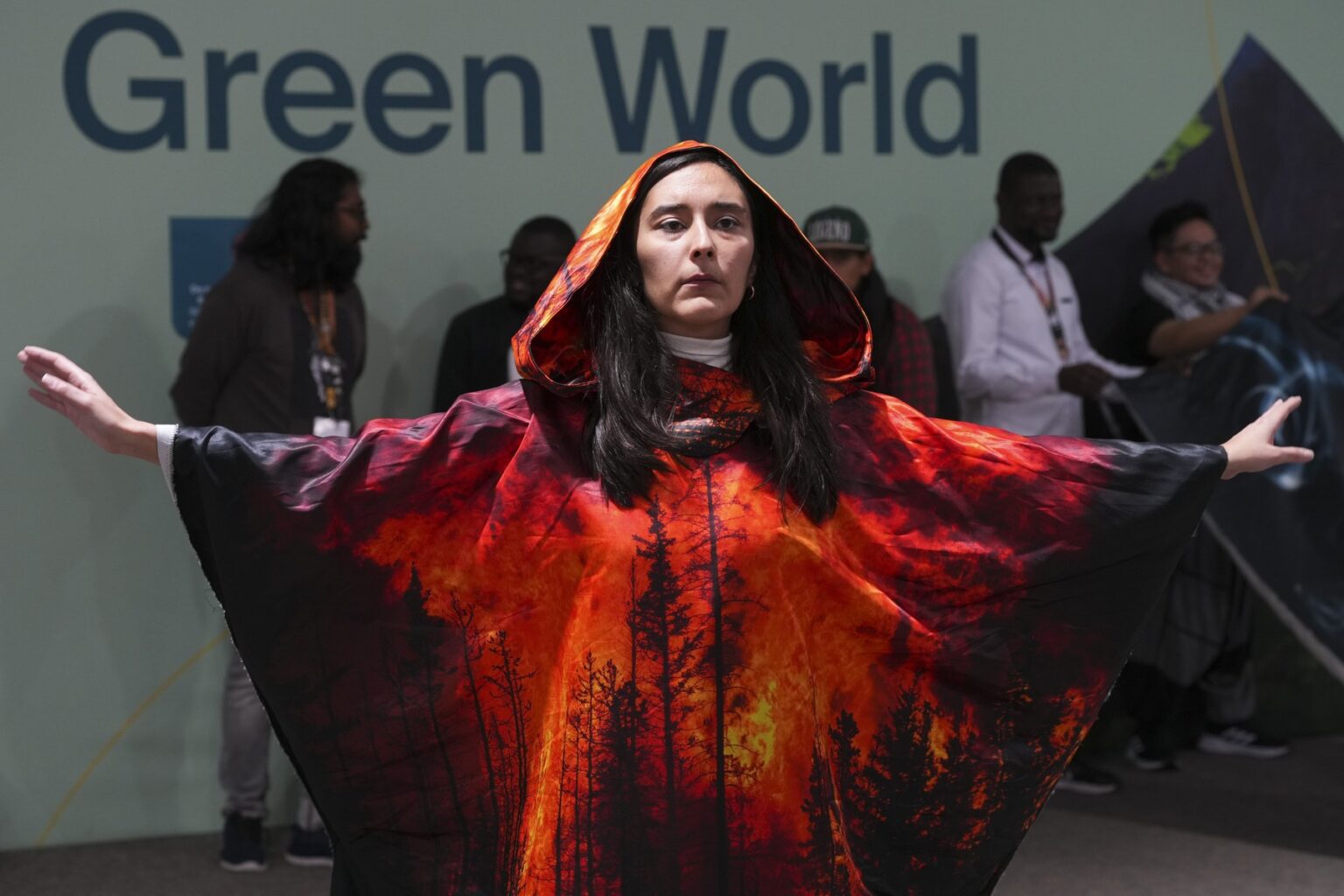 Aktivistka sa zúčastňuje na demonštrácii s obrázkami lesných požiarov na klimatickom summite OSN COP29 vo štvrtok 14. novembra 2024 v Baku v Azerbajdžane. Zdroj: ČTK / AP / Peter Dejong / Profimedia